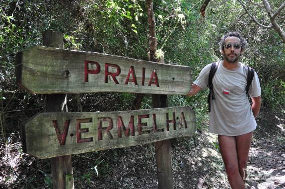 Caminhando para a Praia vermelha, no caminho entre a Praia do Rosa (Imbituba) e a Praia da Ferrugem (Garopaba), no litoral sul de Santa Catarina
